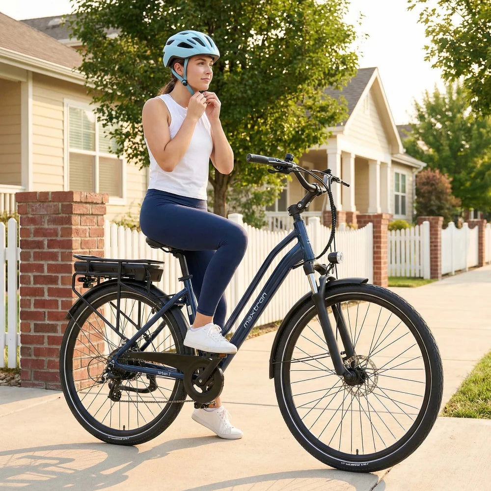Fietser met helm op de Maxtron Urban 7 blauw e-bike met lage instap