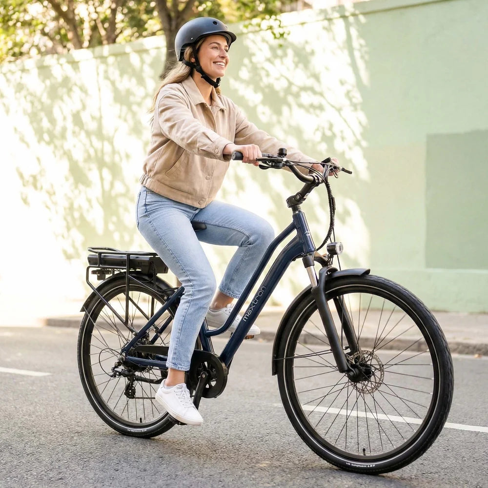 Vrouw fietst op de Maxtron Urban 7 blauwe elektrische stadsfiets